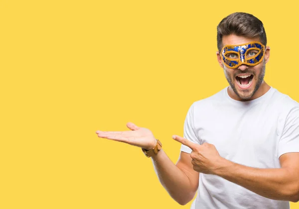 Joven Hombre Guapo Con Máscara Carnaval Sobre Fondo Aislado Sorprendido — Foto de Stock