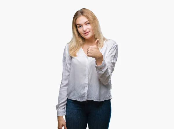 年轻的白种女人在孤立的背景做愉快的拇指手势与手 批准表达式看着相机显示成功 — 图库照片