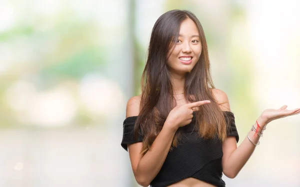 Jovem Mulher Asiática Sobre Fundo Isolado Espantado Sorrindo Para Câmera — Fotografia de Stock