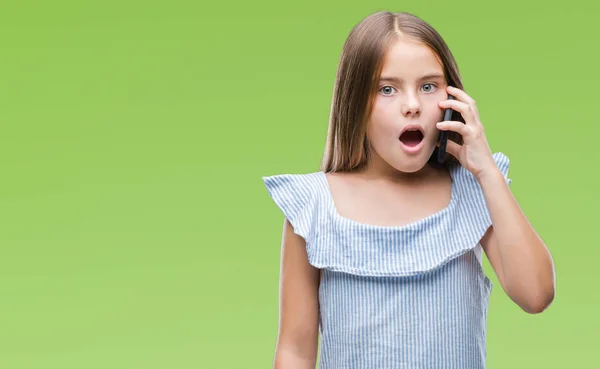 Mooi Meisje Praten Aan Telefoon Geïsoleerde Achtergrond Bang Schok Met — Stockfoto