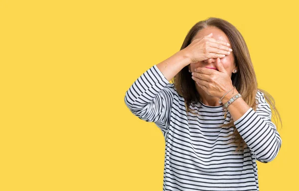 Hermosa Mujer Mediana Edad Que Usa Suéter Rayas Sobre Fondo — Foto de Stock