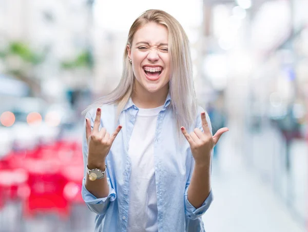 Mladá Blond Žena Izolované Pozadí Křičí Šílený Výraz Dělá Rock — Stock fotografie