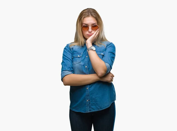 Νεαρή Γυναίκα Καυκάσιος Φορώντας Γυαλιά Ηλίου Πάνω Από Απομονωμένο Υπόβαθρο — Φωτογραφία Αρχείου