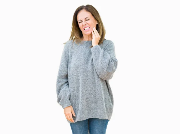 美丽的中年妇女穿着冬季毛衣在孤立的背景触摸嘴与手与痛苦的表情 由于牙痛或牙齿上的牙病 牙医概念 — 图库照片
