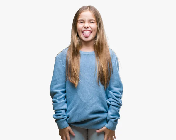 美しい少女の舌を付着分離の背景に冬のセーターを着てアウト面白い表現に満足 感情の概念 — ストック写真