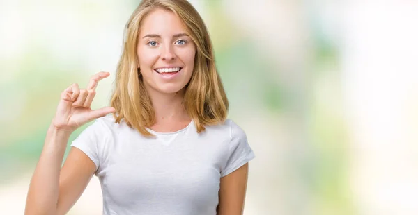Vacker Ung Kvinna Bär Casual Vit Shirt Över Isolerade Bakgrund — Stockfoto