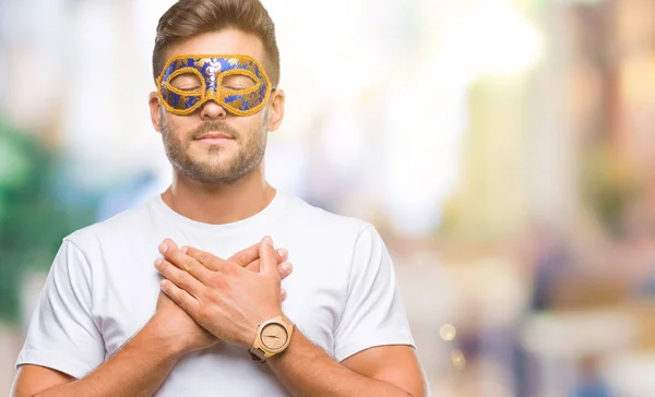 Jonge Knappe Man Dragen Carnaval Masker Geïsoleerde Achtergrond Glimlachend Met — Stockfoto