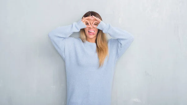 Mujer Adulta Joven Sobre Una Pared Grunge Gris Usando Atuendo — Foto de Stock