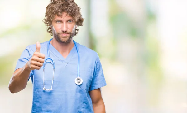 Przystojny Hiszpanin Chirurg Lekarz Mężczyzna Białym Tle Robi Szczęśliwy Kciuk — Zdjęcie stockowe