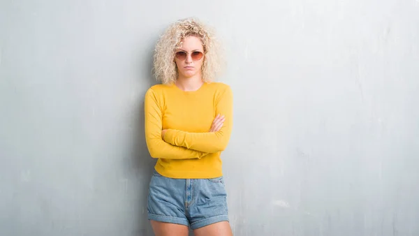 Mujer Rubia Joven Con Pelo Rizado Sobre Fondo Gris Grunge — Foto de Stock