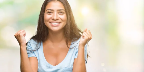 Jeune Belle Femme Arabe Sur Fond Isolé Célébrant Surpris Étonnés — Photo