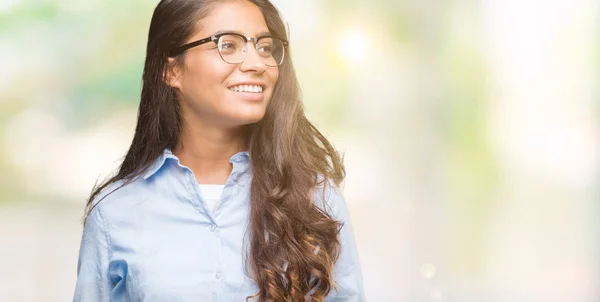 Junge Schöne Arabische Frau Mit Brille Über Isoliertem Hintergrund Die — Stockfoto