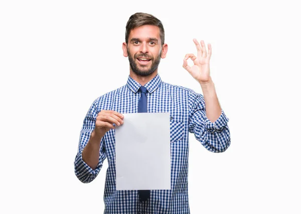 Joven Hombre Guapo Sosteniendo Papel Blanco Sobre Fondo Aislado Haciendo —  Fotos de Stock