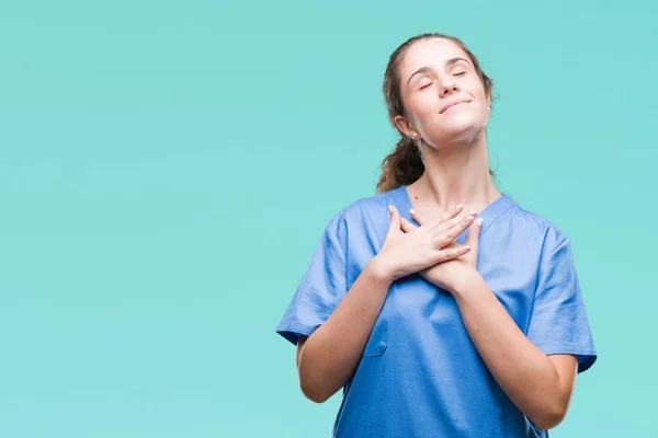 Jovem Menina Médica Morena Vestindo Uniforme Enfermeira Cirurgião Sobre Fundo — Fotografia de Stock