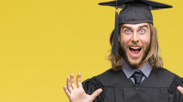 Jovem Bonito Graduado Homem Com Cabelos Longos Sobre Fundo Isolado — Fotografia de Stock