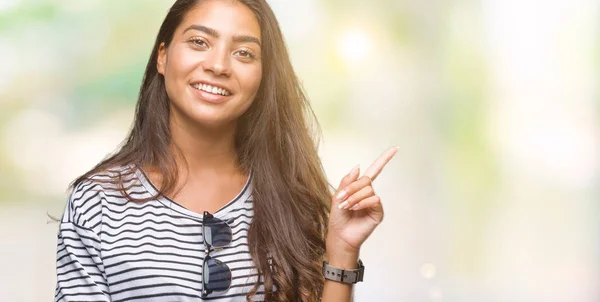 Junge Schöne Arabische Frau Trägt Sonnenbrille Über Isoliertem Hintergrund Mit — Stockfoto