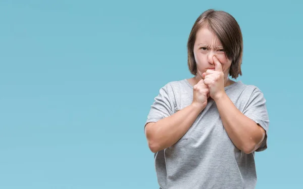 Junge Erwachsene Frau Mit Syndrom Vor Isoliertem Hintergrund Die Etwas — Stockfoto