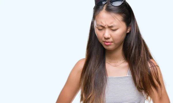 Jovem Mulher Asiática Usando Óculos Sol Sobre Fundo Isolado Com — Fotografia de Stock