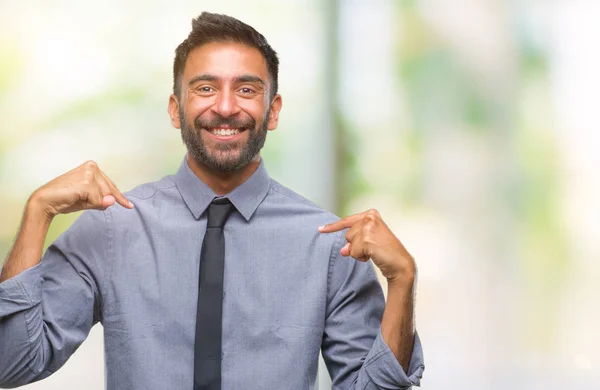 Дорослий Іспаномовний Бізнесмен Над Ізольованим Тлом Виглядає Впевнено Посмішкою Обличчі — стокове фото