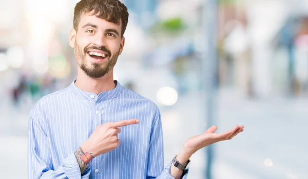 Joven Hombre Negocios Guapo Sobre Fondo Aislado Sorprendido Sonriendo Cámara —  Fotos de Stock