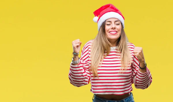若い美しい女性は笑みを浮かべて 成功のために叫んで非常に幸せと興奮の腕を上げ 勝者のジェスチャを行う分離の背景にクリスマス帽子をかぶっています お祝いのコンセプト — ストック写真
