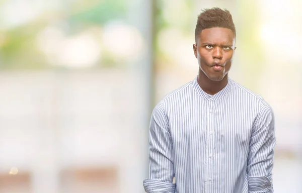 Молодий Афроамериканець Людиною Над Ізольованих Фону Прийняття Риби Обличчя Губи — стокове фото