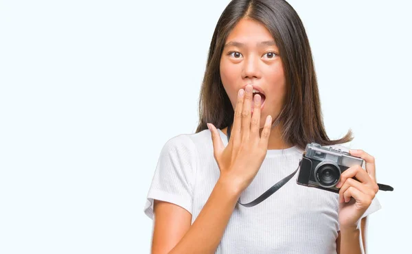 Ung Asiatisk Kvinna Som Innehar Vintagera Fotokamera Över Isolerade Bakgrund — Stockfoto