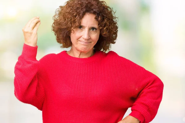 Schöne Seniorin Mittleren Alters Roten Winterpullover Über Isoliertem Hintergrund Tun — Stockfoto