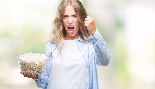 Mooie Jonge Blonde Vrouw Eten Popcorn Geïsoleerde Achtergrond Boos Gefrustreerd — Stockfoto