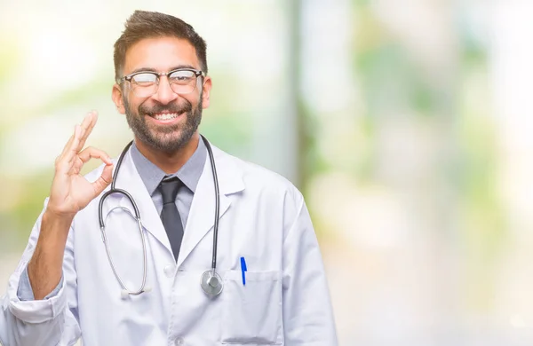 成人西班牙裔医生的人在孤立的背景微笑积极做 标志与手和手指 成功表达式 — 图库照片
