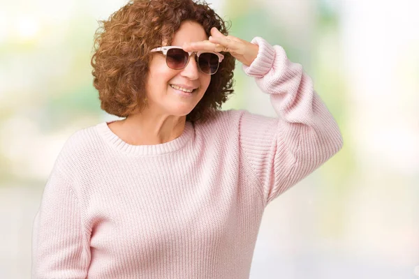 Mooie Midden Ager Senior Vrouw Dragen Roze Trui Zonnebril Geïsoleerde — Stockfoto