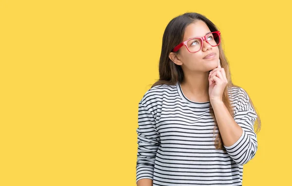 Jovem Bela Mulher Morena Vestindo Listras Suéter Óculos Vermelhos Sobre — Fotografia de Stock