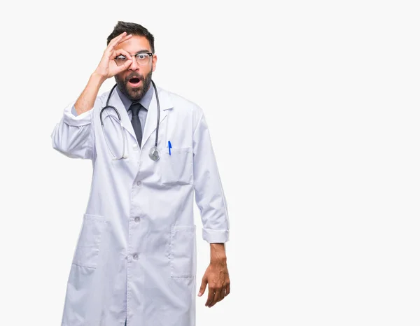 Człowiek Dorosły Hiszpanin Lekarz Białym Tle Robi Gest Wstrząśnięty Zaskoczony — Zdjęcie stockowe