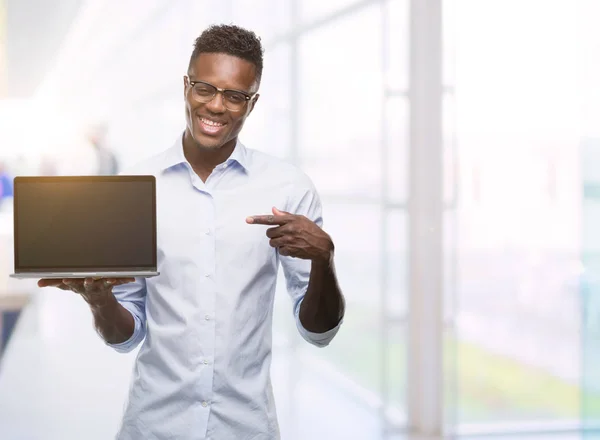 Молодой Африканский Бизнесмен Использующий Компьютерный Ноутбук Доволен Указывая Рукой Пальцем — стоковое фото