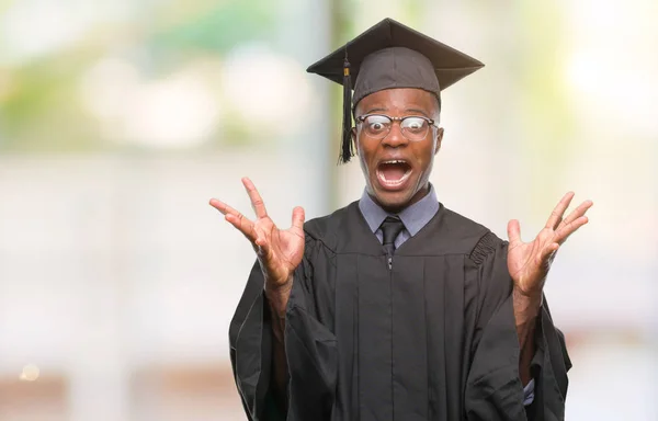 若い分離背景祝うクレイジーにアフリカ系アメリカ人を卒業し 腕を上げると成功のためびっくりし 叫んで目を開けて興奮します 勝者の概念 — ストック写真