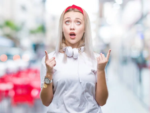 Mladá Blond Žena Nosí Sluchátka Poslech Hudby Přes Izolované Pozadí — Stock fotografie