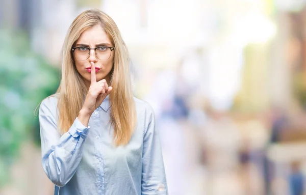 Jonge Mooie Blonde Zakenvrouw Bril Geïsoleerde Achtergrond Vragen Stil Met — Stockfoto