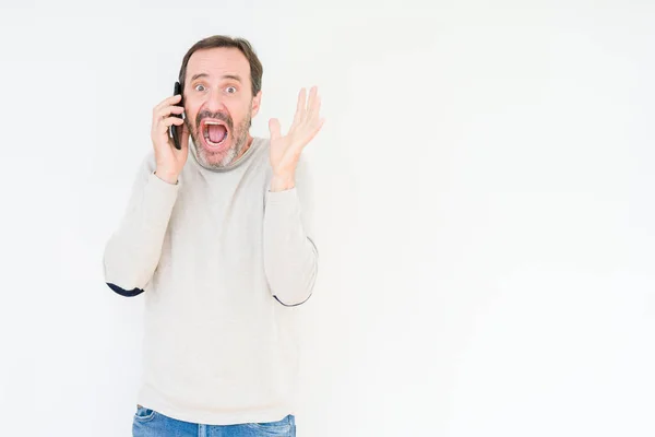 Homem Sênior Falando Smartphone Sobre Fundo Isolado Muito Feliz Animado — Fotografia de Stock