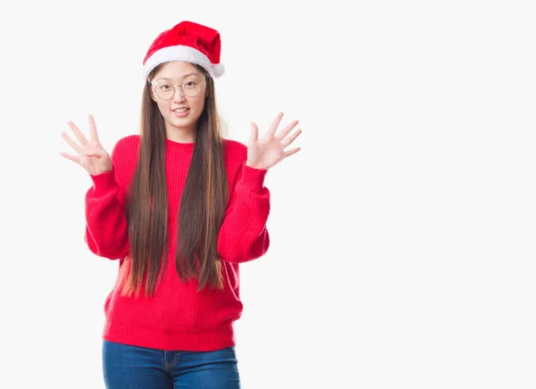 Giovane Donna Cinese Sfondo Isolato Indossando Cappello Natale Mostrando Indicando — Foto Stock