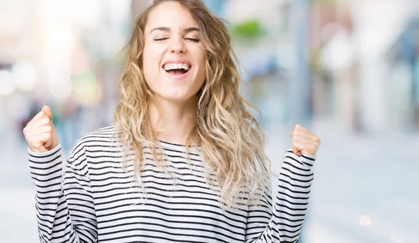 Mulher Loira Bonita Vestindo Listras Suéter Sobre Fundo Isolado Celebrando — Fotografia de Stock