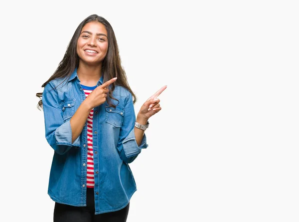 Joven Mujer Árabe Hermosa Sobre Fondo Aislado Sonriendo Mirando Cámara — Foto de Stock