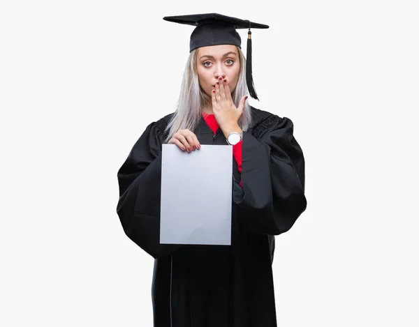 Giovane Donna Bionda Che Indossa Laurea Uniforme Possesso Laurea Sfondo — Foto Stock