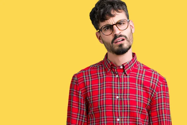 Mladý Pohledný Muž Nosí Brýle Izolované Pozadí Šoku Obličeje Skeptický — Stock fotografie