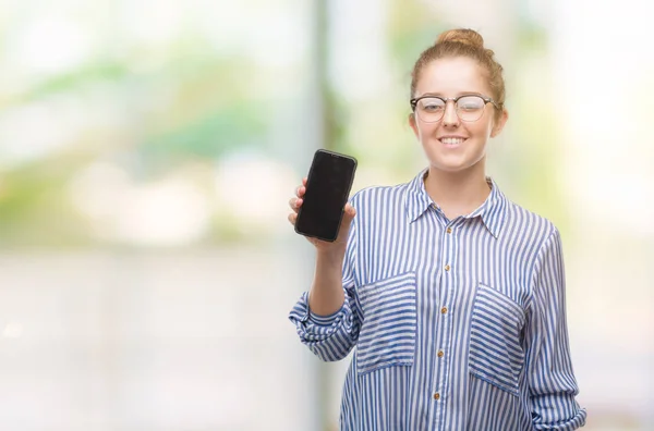 Unga Blonda Kvinnan Använda Smartphone Med Ett Glatt Ansikte Står — Stockfoto