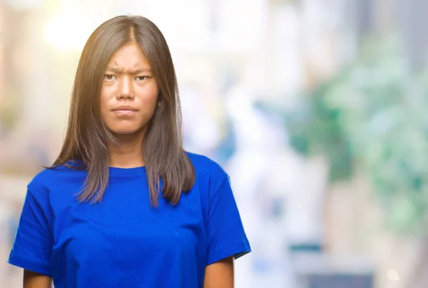 Junge Asiatische Frau Mit Isoliertem Hintergrund Skeptisch Und Nervös Und — Stockfoto