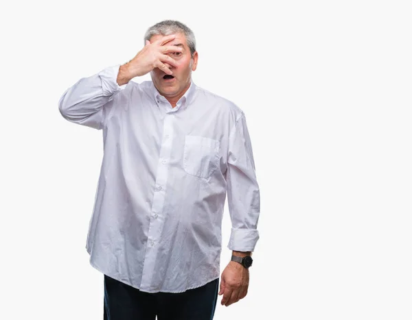 Hombre Mayor Guapo Sobre Fondo Aislado Asomándose Conmoción Cubriendo Cara —  Fotos de Stock