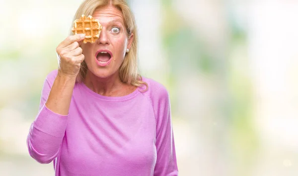 Blonde Žena Středního Věku Jíst Sladké Vafle Izolované Pozadí Strach — Stock fotografie