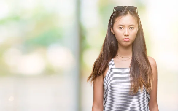 若いアジア女性の問題のため分離背景懐疑論者と神経 しかめっ面の動揺にサングラスします 否定的な人 — ストック写真