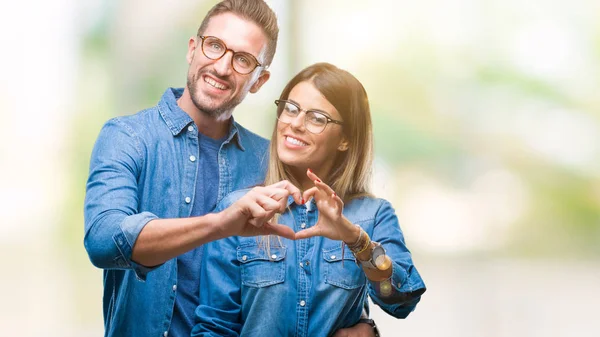 Jovem Casal Apaixonado Vestindo Óculos Sobre Fundo Isolado Sorrindo Amor — Fotografia de Stock
