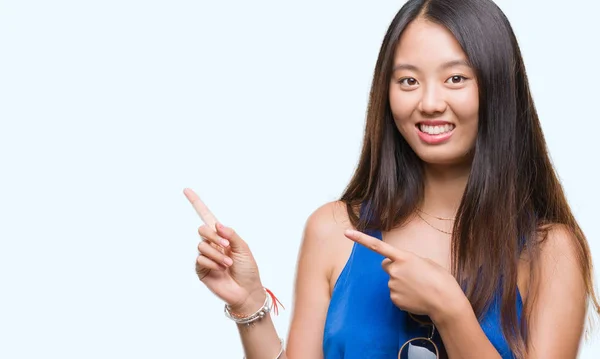 Joven Mujer Asiática Sobre Fondo Aislado Sonriendo Mirando Cámara Apuntando —  Fotos de Stock